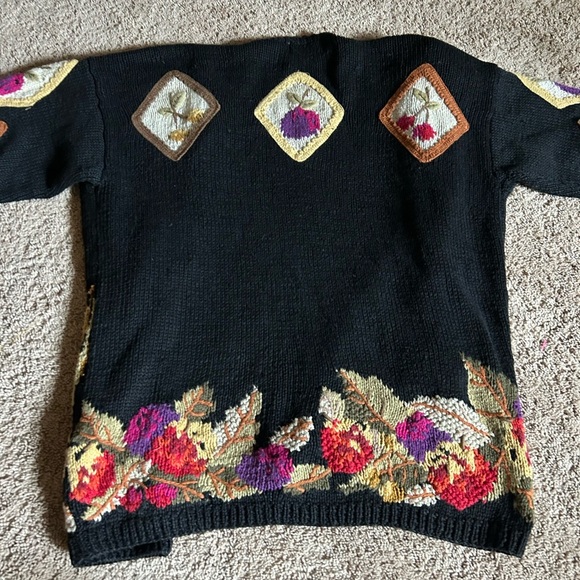 Elegant Black Cardigan with Vibrant Embroidery - Picture 5 of 9